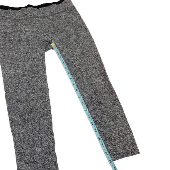 Fabletics Charcoal Heather Gray & Black Seamless Capri Leggings, Size Small - Picture 8 of 12